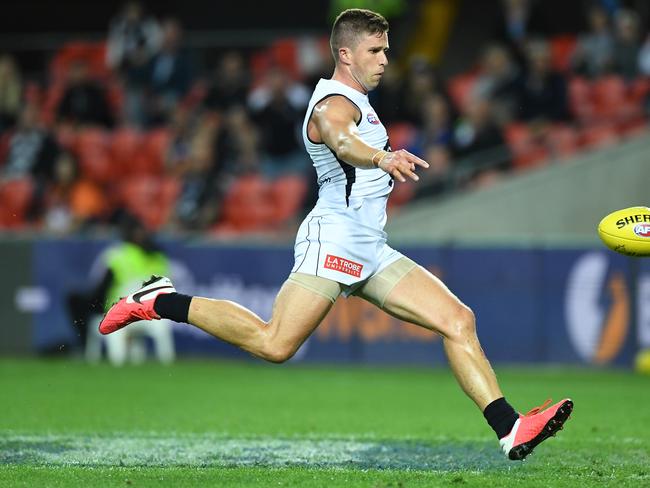 GOLD COAST, AUSTRALIA - SEPTEMBER 03: Marc Murphy of the Blues kicks a goal during the round 15 AFL match between the Greater Western Sydney Giants and the Carlton Blues at Metricon Stadium on September 03, 2020 in Gold Coast, Australia. (Photo by Matt Roberts/AFL Photos/via Getty Images)