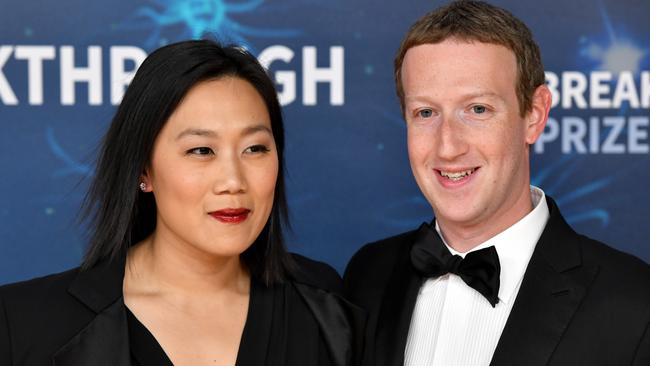 MOUNTAIN VIEW, CALIFORNIA - NOVEMBER 03: (L-R) Priscilla Chan and Mark Zuckerberg attend the 2020 Breakthrough Prize Red Carpet at NASA Ames Research Center on November 03, 2019 in Mountain View, California. (Photo by Ian Tuttle/Getty Images for Breakthrough Prize )