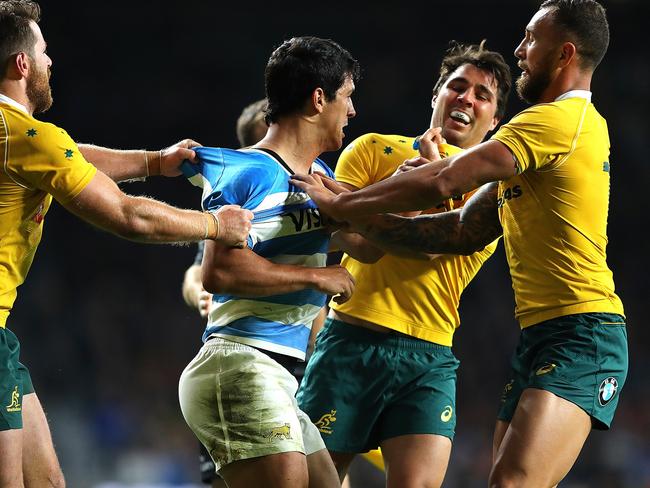 LONDON, ENGLAND - OCTOBER 08: Matias Moroni of Argentina clashes with Nick Phipps of Australia during The Rugby Championship match between Argentina and Australia at Twickenham Stadium on October 8, 2016 in London, England. (Photo by Warren Little/Getty Images)