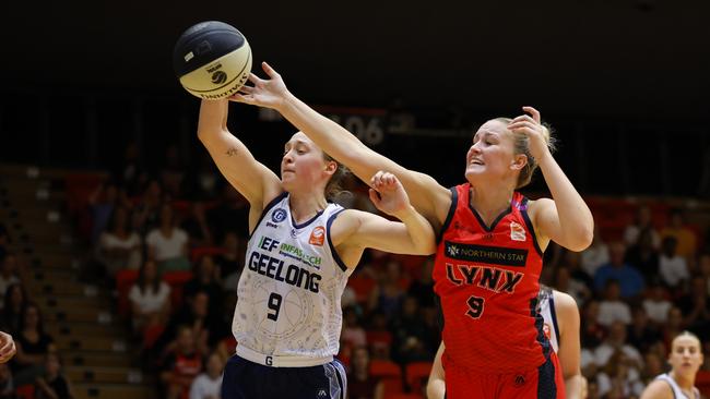 Alex Sharp of Geelong United and Kiara Waite of the Lynx contest for the rebound. Picture: James Worsfold/Getty Images