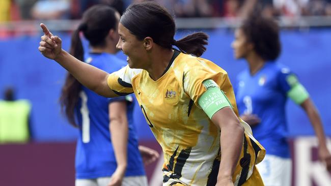 Sam Kerr gave her teammates a set of headphones each.