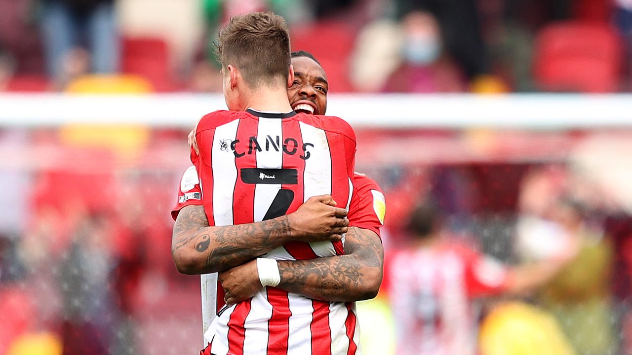 BRENTFORD, ENGLAND - MAY 22: Ivan Toney of Brentford celebrates with teammate Sergi Canos during the Sky Bet Championship Play-off Semi Final 2nd Leg match between Brentford and AFC Bournemouth at Brentford Community Stadium on May 22, 2021 in Brentford, England. A limited number of fans will be allowed into the stadium as coronavirus restrictions begin to ease in the UK. (Photo by Alex Pantling/Getty Images)