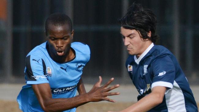 Vipers Augustus Williams battles Noarlunga’s Samuel Busbridge. Picture: AAP Image/Brenton Edwards