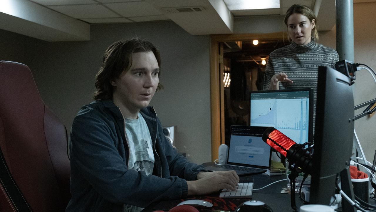 Paul Dano and Shailene Woodley in Dumb Money.