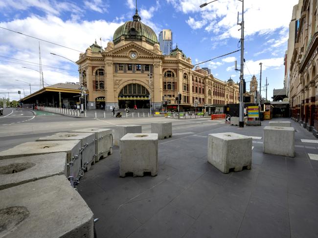 EMBARGO FOR TWAM 18 DEC 2021. FEES MAY APPLY. MELBOURNE, AUSTRALIA - NewsWire Photos October 11, 2021:  Foot traffic was non-existent outside Flinders St station in the heart of Melbourne, while the once jam-packed laneways, were completely empty. Melbourne is a ghost town compared to Sydney which is opening up.Picture: NCA NewsWire / David Geraghty