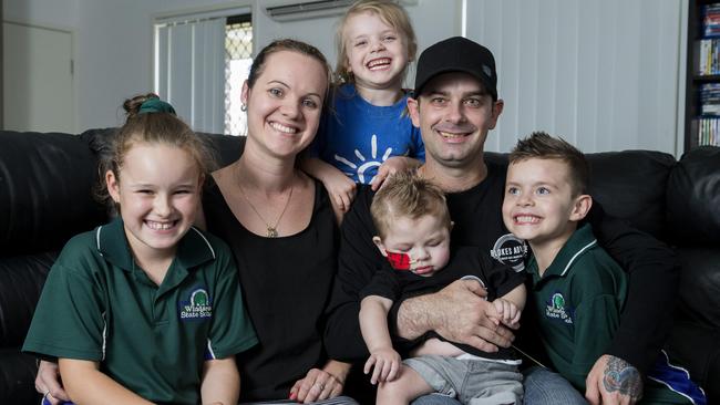 <s1>Adam Haevecker with partner Renee and children from left Paige, 8, Ava, 4, Addison, 5, Mason, 1, who are all looking forward to the Logan Relay for Life.</s1>