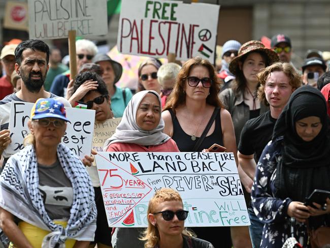 26/11/2023: Brisbane Rally protest for Palestine including  teachers, students and education workers, at Queens Gardens, Brisbane.   pic: Lyndon Mechielsen/Courier Mail