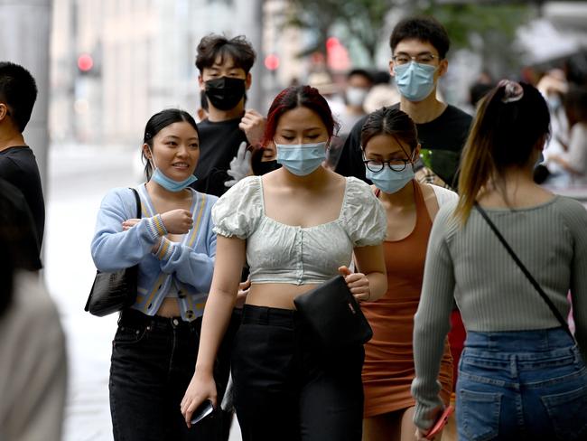 SYDNEY, AUSTRALIA - NewsWire Photos January 23, 2022: Sydney-siders walk the streets of the CBD in a variety of masks.Experts say N95 masks provide better protection against coronavirus infection  different to surgical masks. Picture: NCA NewsWire / Jeremy Piper