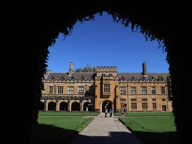 SYDNEY, AUSTRALIA - NewsWire Photos APRIL 6, 2025: People at Sydney University.Picture: NewsWire / Damian Shaw