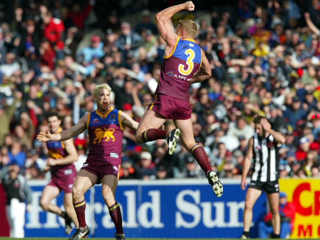 Michael Voss celebrates with Jason Akermanis during the 2002 grand final