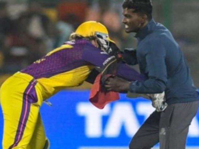 Alyssa Healy deals with a pitch invader in India