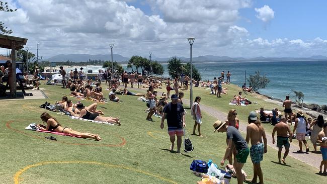 Thousands of tourists enjoyed the sunny weather at Byron Bay on December 31, 2020, and although Main Beach was closed , other beaches like The Wreck and parks were very popular.