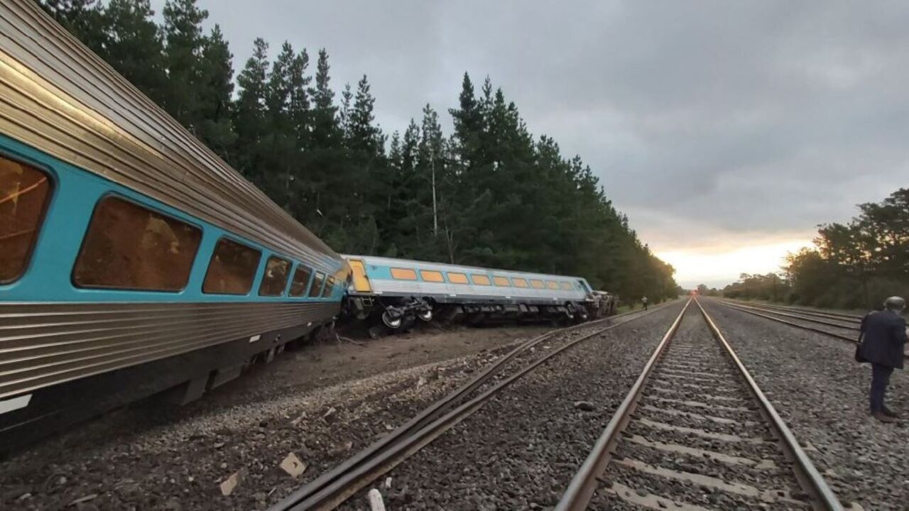 Investigation launched into Melbourne train derailment that killed two