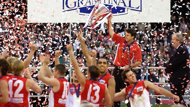 Melbourne, September 24, 2005. Sydney Swans coach Paul Roos holds up the premiership cup after the Swans won the 2005 AFL Premiership at the MCG today. The Swans defeated the West Coast Eagles by 4 points. (AAP Image/Martin Philbey) NO ARCHIVING, EDITORIAL USE NEWSPAPERS ONLY, NO SALES, MAGS OUT, ONLINE OUT