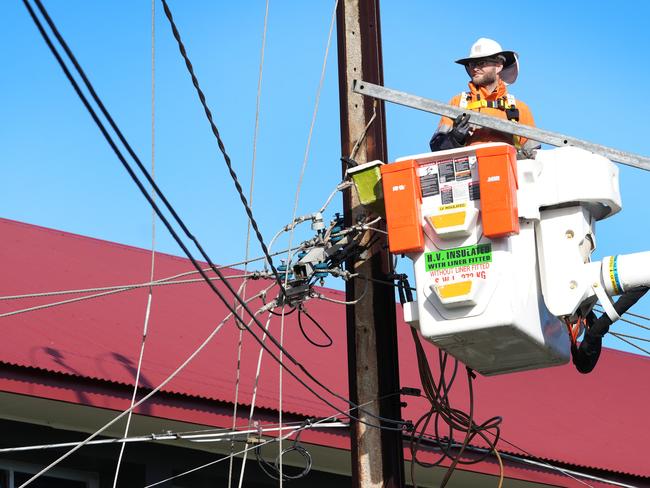 On Cudmore Street, Somerton Park, linesmen are repairing high voltage lines, after yesterdayÃs wild weather brought down a large tree branch onto power lines next to Sacred Heart College. 27 May 2025. Picture: Dean Martin