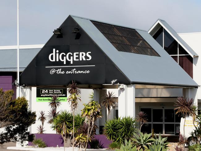 The pair had 31 alcoholic drinks between them at Diggers. (AAP Image/Sue Graham)