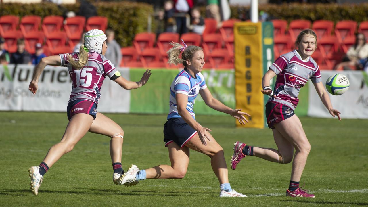 Taylor Logan for Bears, Meg Jakins for Roma and Katie Bunker for Bears. Bears vs Roma Echidnas, Emilee Cherry Cup. Saturday, August 27, 2022. Picture: Nev Madsen.