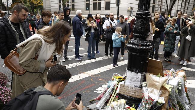 Fans pay tribute to Matthew Perry outside the Friends building in New York. Picture: John Lamparski/Getty Images