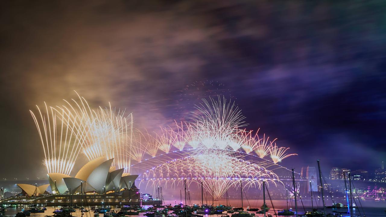 Fireworks light up Sydney Harbour: Picture: NewsWire / Flavio Brancaleone