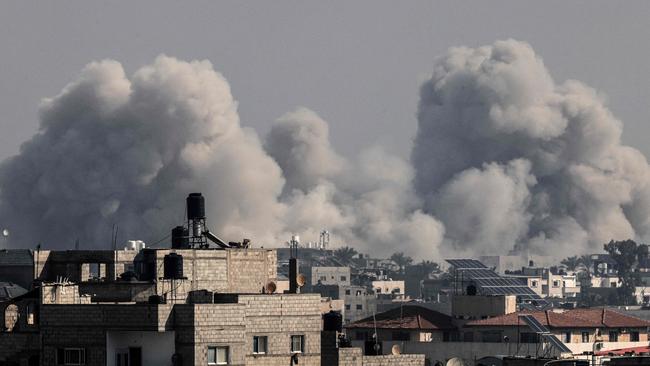 Smoke billows over Khan Yunis in the southern Gaza strip during Israeli bombardment on December 17, 2023, amid continuing battles between Israel and the Palestinian Hamas militant group. (Photo by Mahmud HAMS / AFP)