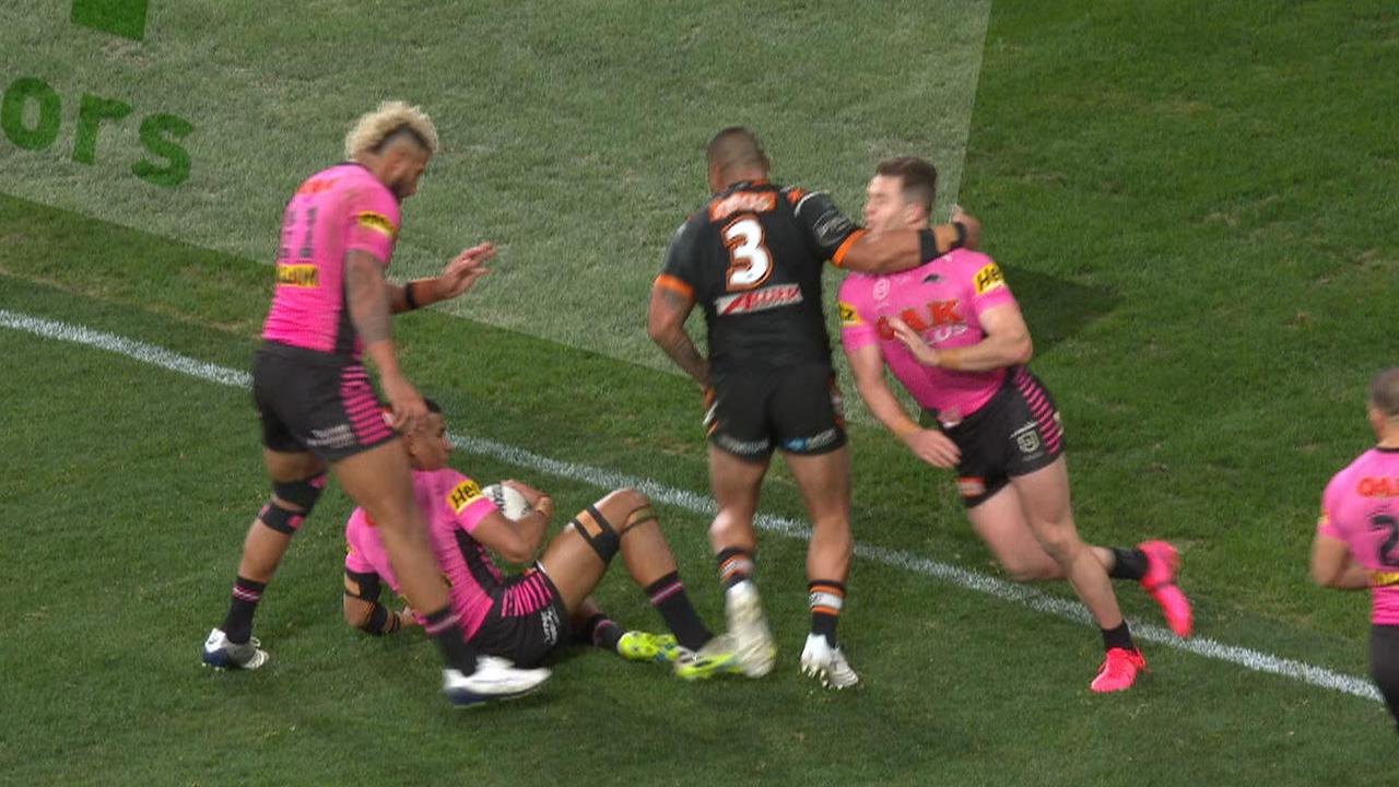 Joey Leilua whacks Dylan Edwards around the head.