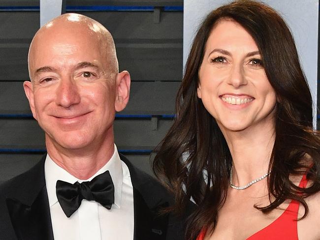 BEVERLY HILLS, CA - MARCH 04: Jeff Bezos (L) and MacKenzie Bezos attend the 2018 Vanity Fair Oscar Party hosted by Radhika Jones at Wallis Annenberg Center for the Performing Arts on March 4, 2018 in Beverly Hills, California. (Photo by Dia Dipasupil/Getty Images)