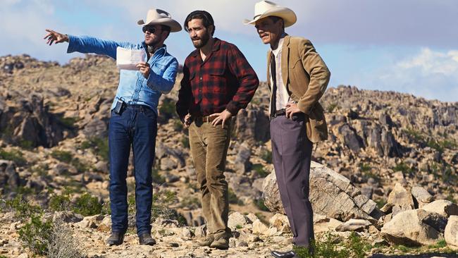 4100_D002_00299_v3 (l-r.) Writer/Director Tom Ford and Academy Award nominees Jake Gyllenhaal and Michael Shannon review a scene on the set of the upcoming romantic thriller NOCTURNAL ANIMALS, a Focus Features release. Credit: Merrick Morton/Focus Features