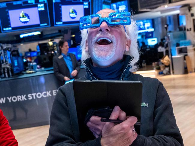 NEW YORK, NEW YORK - DECEMBER 31: Traders work on the floor of the New York Stock Exchange (NYSE) on the last day of trading for the year on December 31, 2024 in New York City. Stocks were up slightly in morning trading following a disappointing last few weeks of the year, which saw significant drops in the market value.   Spencer Platt/Getty Images/AFP (Photo by SPENCER PLATT / GETTY IMAGES NORTH AMERICA / Getty Images via AFP)