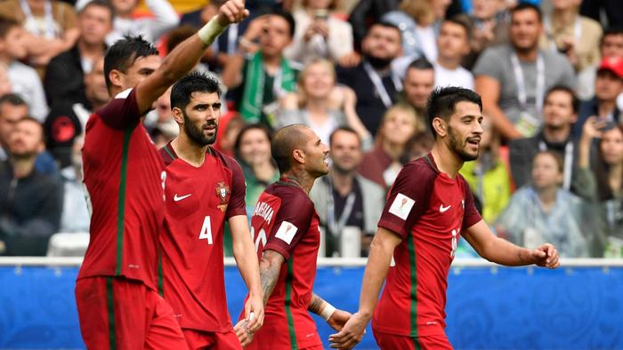 Portugal's defender Pepe (L) celebrates with teammates after scoring a goal during the 2017 FIFA Confederations Cup third place football match between Portugal and Mexico at the Spartak Stadium in Moscow on July 2, 2017. / AFP PHOTO / Alexander NEMENOV