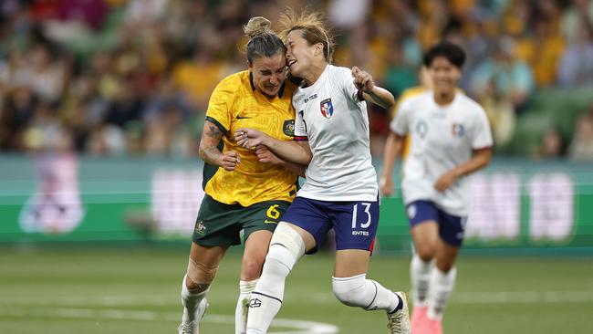 Logarzo and Chan Pi-Han clash heads. (Photo by Daniel Pockett/Getty Images)