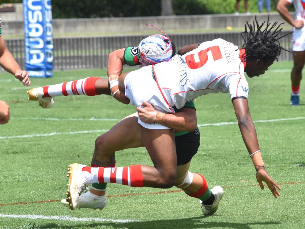 Kaearangi Mathews puts a shot on Volonte Baruani. Picture: Sean Teuma