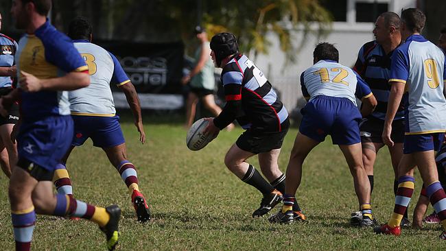 Leigh takes the ball across field. Picture: Daniel Aarons