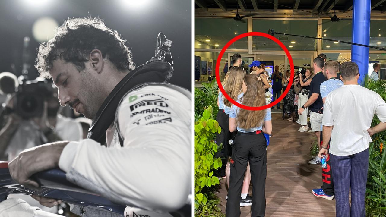 Daniel Ricciardo and guard of honour in Singapore