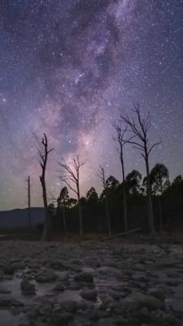 Photographer captures mesmerising time lapse of Milky Way