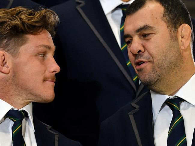 Australia's head coach Michael Cheika (R) talks to team captain Michael Hooper (L) during the Rugby World Cup squad announcement in Sydney on August 23, 2019. (Photo by SAEED KHAN / AFP) / -- IMAGE RESTRICTED TO EDITORIAL USE - STRICTLY NO COMMERCIAL USE --