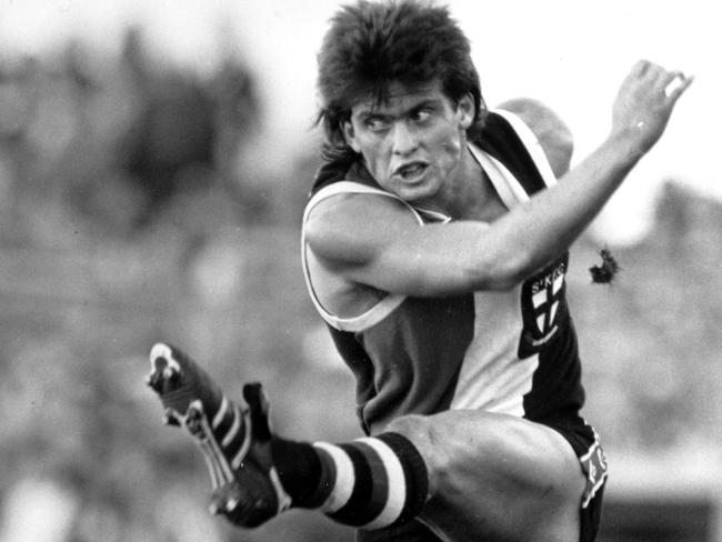 Brett Bowey hoofs it on the left for St Kilda.