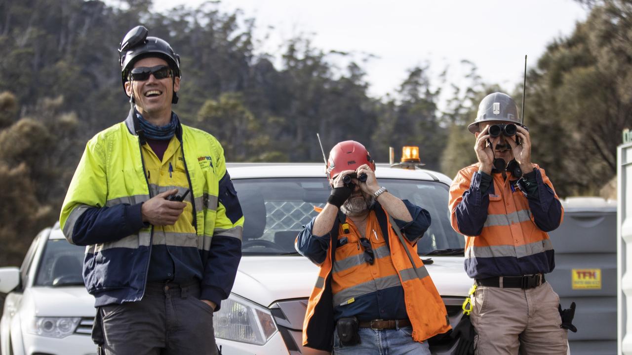 Rock removal along the Tasman Highway at Paradise Gorge. Photo: Luke Bowden/ABC