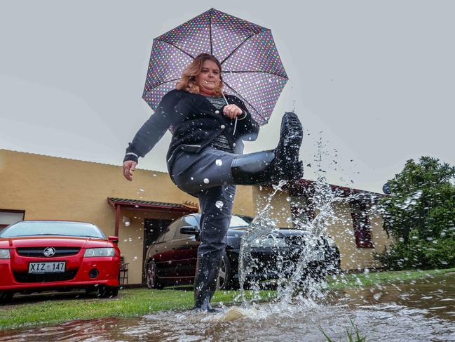 NEWS ADVWEATHER- Denise Palmer of Semaphore Park complaining about the water deluge outside the front of her property.Image/Russell Millard Photography