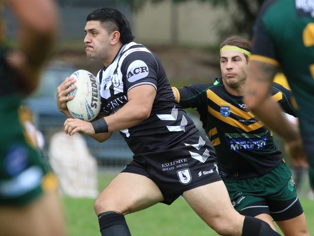 Picton’s James Tautaiolefua is chased by James Coyne. Picture: Warren Gannon Photography