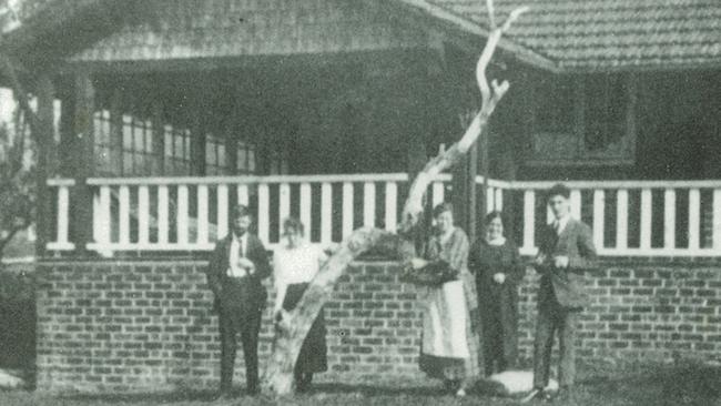 Wyewurk Thirroul, DH Lawrence, Constance Marchbank, Frieda lawrence, Laura and Denis Forrester on July 29, 1922. Picture: Newcastle Libraries