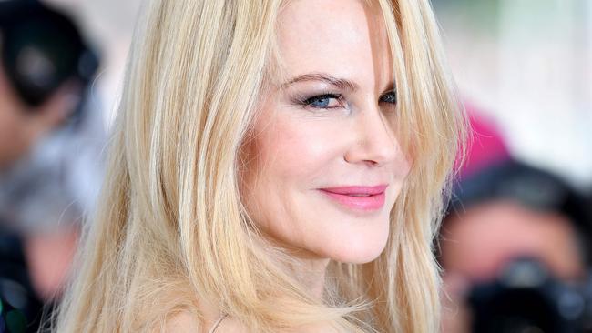 TOPSHOT - Australian actress Nicole Kidman poses on May 24, 2017 during a photocall for the film 'The Beguiled' at the 70th edition of the Cannes Film Festival in Cannes, southern France.  / AFP PHOTO / Alberto PIZZOLI