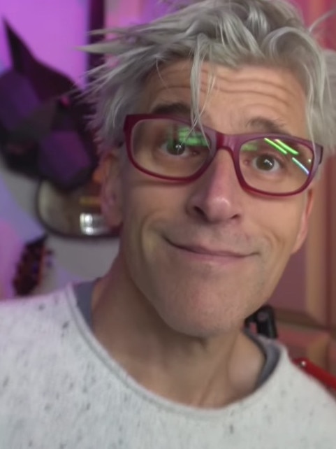 Osher Gunsberg rocks a new silver hair colour.