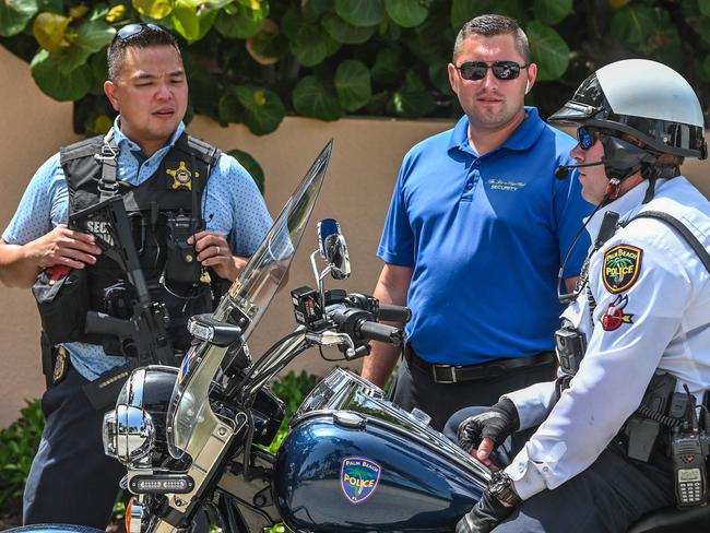 Secret Service and police in front of Mar-a-Lago during the FBI raid. Picture: AFP