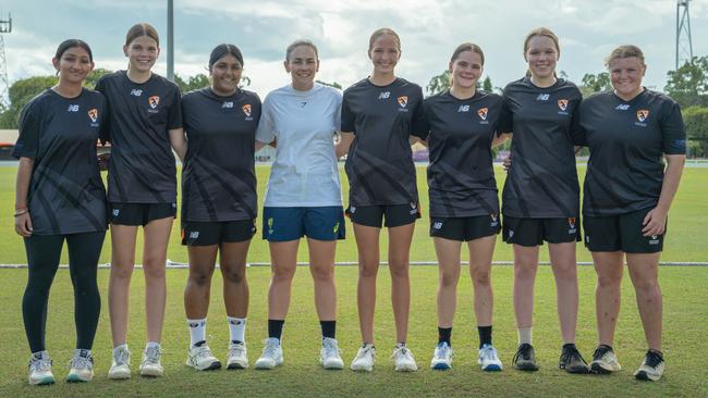 Northern Territory Female Academy players training with Australian all-rounder Heather Graham. Picture: Prav Thalagampala/NT Cricket