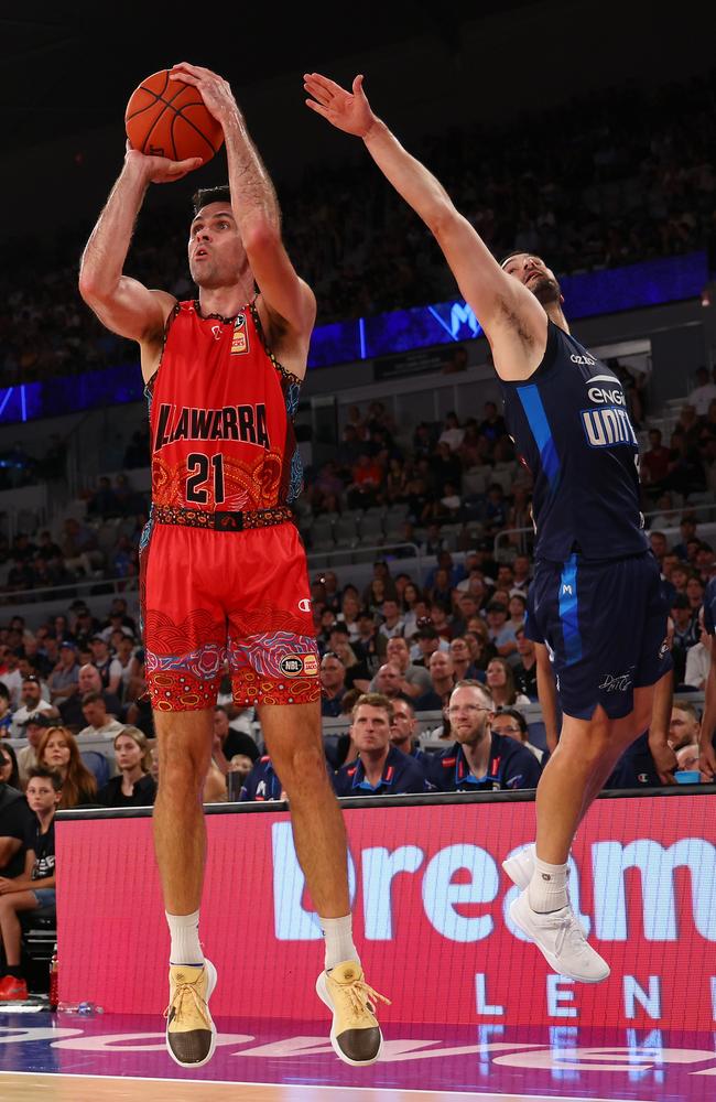 Todd Blanchfield of the Hawks shoots under pressure from Chris Goulding of Melbourne United (Photo by Graham Denholm/Getty Images)