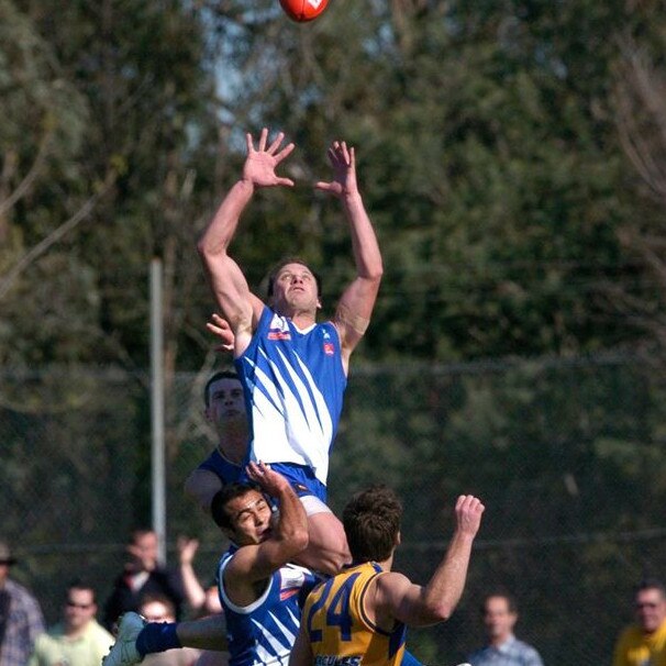 Wade Porter climbs for a screamer for East Ringwood.