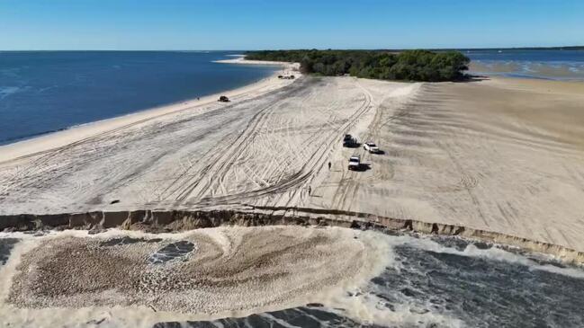 Insane pics of ‘sinkhole’ eating beach at Queensland’s Inskip Point ...