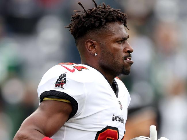 EAST RUTHERFORD, NEW JERSEY - JANUARY 02: Antonio Brown #81 of the Tampa Bay Buccaneers looks on against the New York Jets during the game at MetLife Stadium on January 02, 2022 in East Rutherford, New Jersey.   Elsa/Getty Images/AFP == FOR NEWSPAPERS, INTERNET, TELCOS & TELEVISION USE ONLY ==