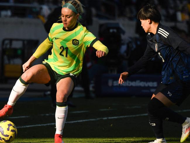 Australiaâs Ellie Carpenter (L) dribbles the ball during the SheBelieves Cup football match between Japan and Australia at Shell Energy Stadium in Houston, Texas, on February 20, 2025. (Photo by Mark Felix / AFP)