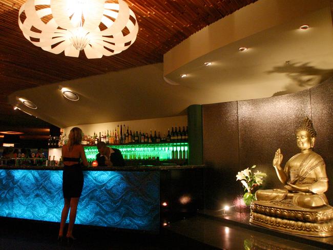 09 Dec 2004: Jade Buddha Lounge Bar at Eagle Street Pier. picAdam/Smith hotels bars interior illuminations patron statue